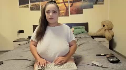 Adellineee online show from 22, 7, 2026