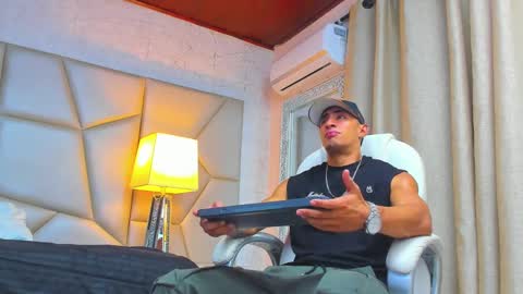 Snapshot of adrian_rae chatting on 27, 2, 2025   online show from 27, 2, 2025