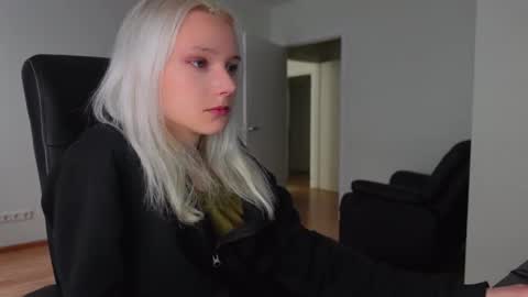 Agelina Lilly Laura online show from 8, 5, 2026