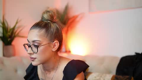 Snapshot of aileenaxa chatting on 9, 10, 2025  Aileen  online show from 9, 10, 2025