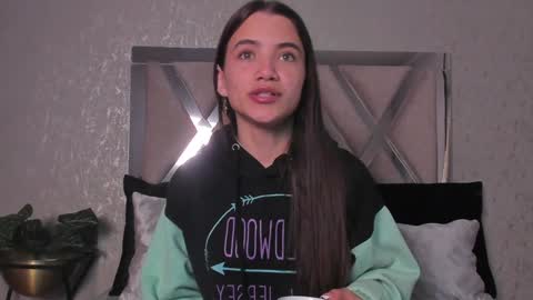 Snapshot of aitana_baker_ chatting on 6, 2, 2025 little aitana online show from 6, 2, 2025