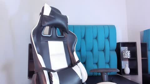 Snapshot of alannaughty_ chatting on 24, 1, 2025 alannaughty_ online show from 24, 1, 2025