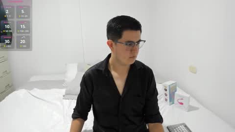 Snapshot of ale223735 chatting on 7, 11, 2025 Alejandro Thamer online show from 7, 11, 2025