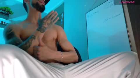 Snapshot of alessandro_dibellucci chatting on 4, 11, 2025 Kciqu3 Independent model online show from 4, 11, 2025