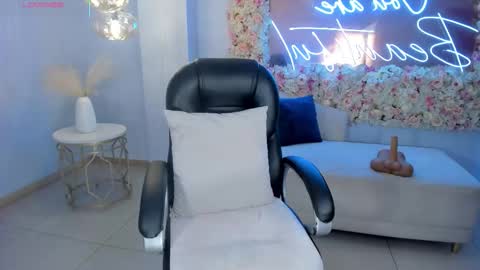 Snapshot of alessaromero chatting on 18, 10, 2025 ALESSA ROMERO  online show from 18, 10, 2025