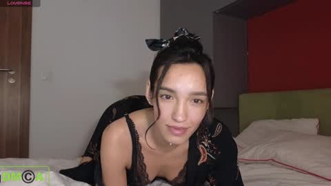 A R Y A  T I A online show from 5, 1, 2025