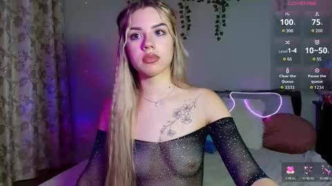 Snapshot of alicetenshi chatting on 19, 10, 2025 Sweet Alice online show from 19, 10, 2025