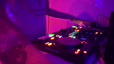 Snapshot of alien8720 chatting on 15, 2, 2025 busco rockera online show from 15, 2, 2025