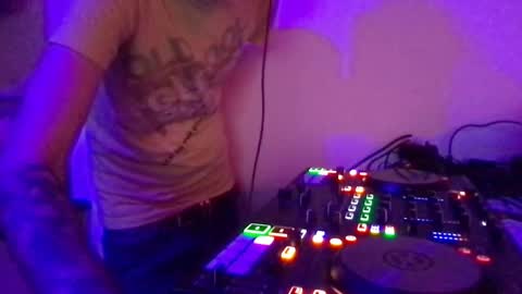 Snapshot of alien8720 chatting on 25, 2, 2025 busco rockera online show from 25, 2, 2025