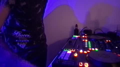 Snapshot of alien8720 chatting on 6, 3, 2025 busco rockera online show from 6, 3, 2025