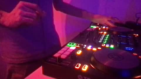 Snapshot of alien8720 chatting on 11, 3, 2025 busco rockera online show from 11, 3, 2025