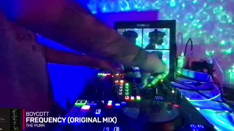 Snapshot of alien8720 chatting on 27, 10, 2025 busco rockera online show from 27, 10, 2025