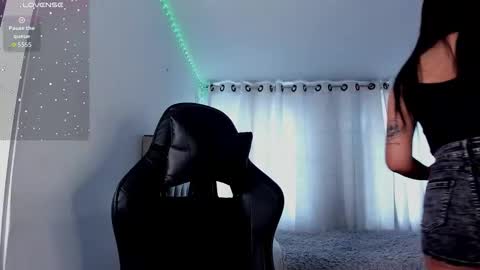 Snapshot of aliice_walker_ chatting on 18, 11, 2025 aliice_walker_ online show from 18, 11, 2025