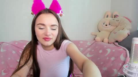 Snapshot of alinaluxxx chatting on 6, 5, 2026 Alina online show from 6, 5, 2026
