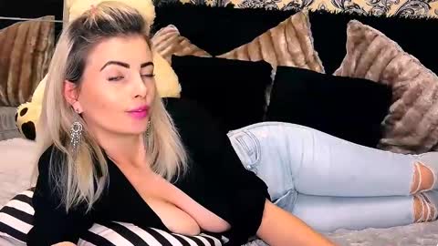 Snapshot of alyblonde chatting on 11, 1, 2025 aly online show from 11, 1, 2025