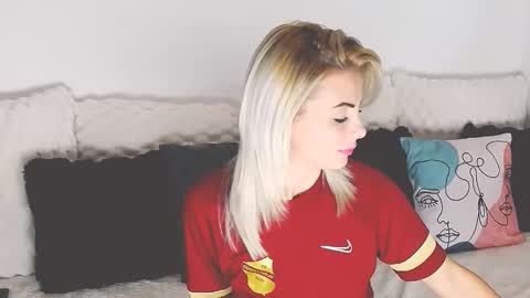 Snapshot of alyblonde chatting on 8, 11, 2025 aly online show from 8, 11, 2025