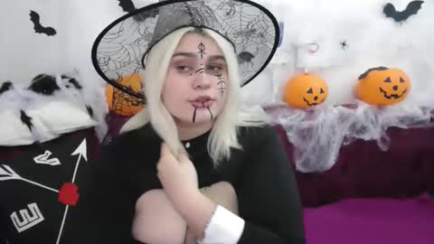 Snapshot of ambermonro chatting on 23, 10, 2025 Amber online show from 23, 10, 2025