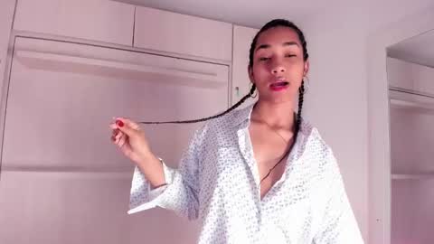 anaacollins_ online show from 8, 11, 2025
