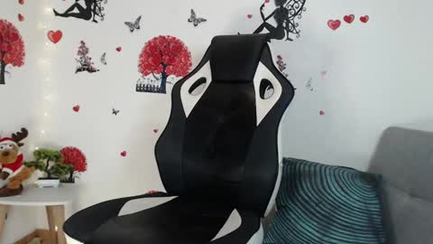 Angel Curl online show from 4, 2, 2025