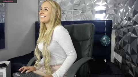 Snapshot of angel_white25 chatting on 22, 12, 2025 Angel online show from 22, 12, 2025