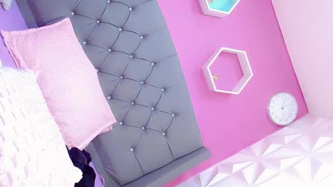 Snapshot of angeles_bust chatting on 2, 2, 2025 angeles_bust online show from 2, 2, 2025