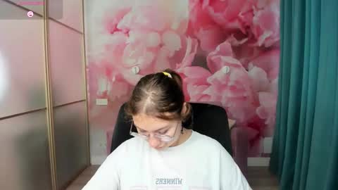 Snapshot of angelinalow chatting on 27, 10, 2025 AngelinaLow online show from 27, 10, 2025