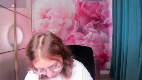 Snapshot of angelinalow chatting on 28, 10, 2025 AngelinaLow online show from 28, 10, 2025
