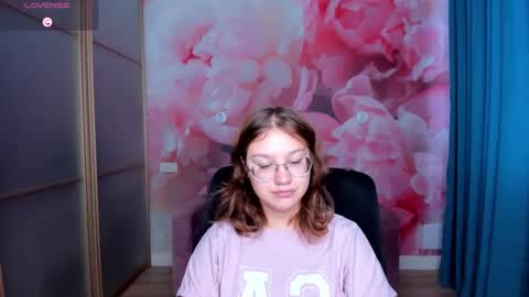 Snapshot of angelinalow chatting on 3, 11, 2025 AngelinaLow online show from 3, 11, 2025