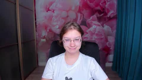 Snapshot of angelinalow chatting on 9, 11, 2025 AngelinaLow online show from 9, 11, 2025