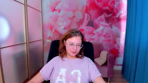 Snapshot of angelinalow chatting on 21, 11, 2025 AngelinaLow online show from 21, 11, 2025