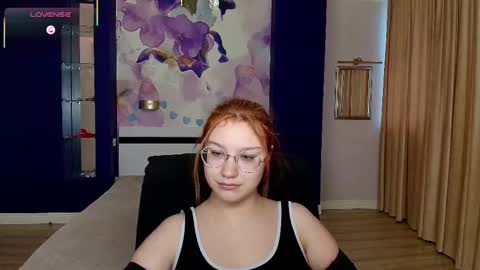 Snapshot of angelinalow chatting on 5, 12, 2025 AngelinaLow online show from 5, 12, 2025