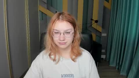 Snapshot of angelinalow chatting on 22, 12, 2025 AngelinaLow online show from 22, 12, 2025