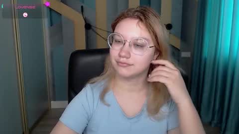 Snapshot of angelinalow chatting on 2, 2, 2026 AngelinaLow online show from 2, 2, 2026