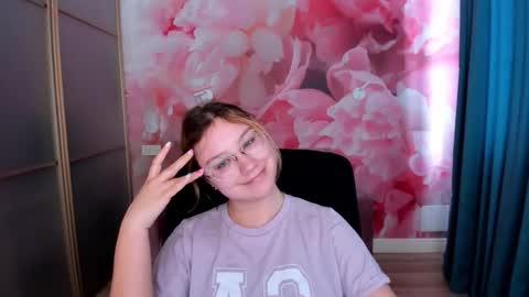 Snapshot of angelinalow chatting on 6, 3, 2026 AngelinaLow online show from 6, 3, 2026