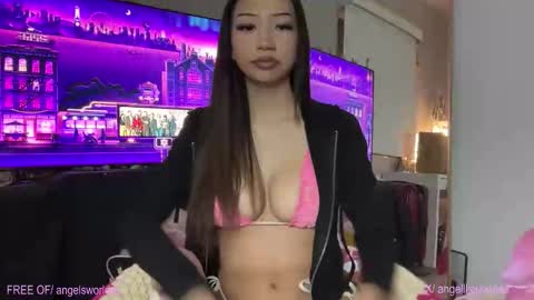 Snapshot of angelllsworlddd chatting on 13, 11, 2025 angel online show from 13, 11, 2025