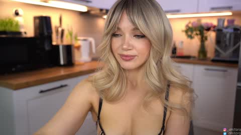 Im Anita thumb up me please its important online show from 15, 3, 2026