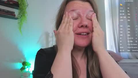 Snapshot of anna_bones chatting on 25, 9, 2025 Anna online show from 25, 9, 2025