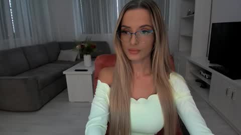 annaise  online show from 9, 11, 2025