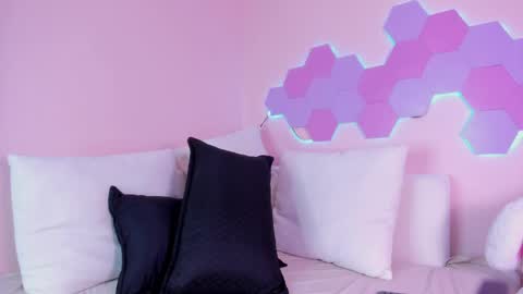 anne_millerr online show from 4, 6, 2026
