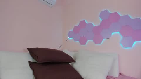 anne_millerr online show from 16, 6, 2026