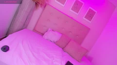 annie_dolce_ online show from 22, 4, 2026