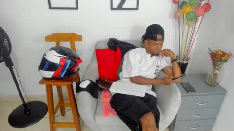 Snapshot of anthoy_wayans chatting on 8, 10, 2025 online show from 8, 10, 2025