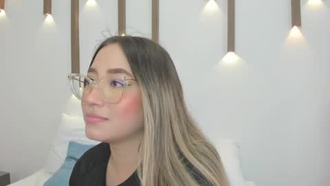 A N T O N E L L A  online show from 4, 2, 2025