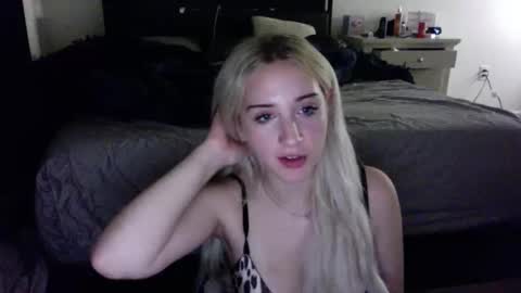 Snapshot of anyataylorrx chatting on 6, 5, 2026 Anya online show from 6, 5, 2026