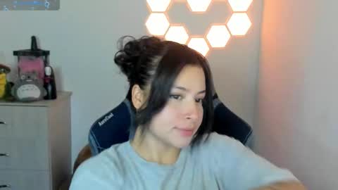 aqua emilly online show from 25, 9, 2025