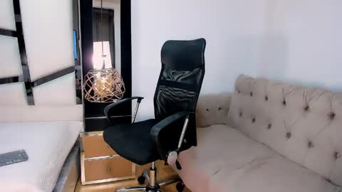 ariannarussell1 online show from 17, 5, 2026