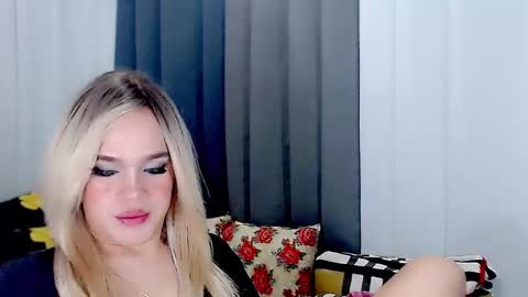Snapshot of arianne_xoxo777 chatting on 5, 3, 2025 ARIANNE CUMS  online show from 5, 3, 2025