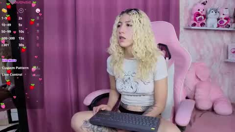 Ari Bunnie  online show from 7, 11, 2025