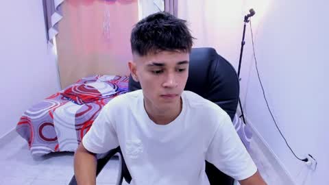 Snapshot of aron_boyy chatting on 27, 4, 2026 Aaron online show from 27, 4, 2026