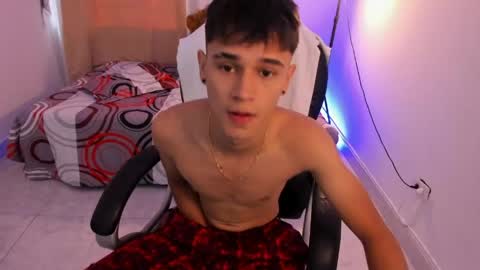 Snapshot of aron_boyy chatting on 4, 5, 2026 Aaron online show from 4, 5, 2026